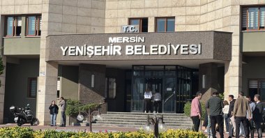 Onlookers gather outside the Yenişehir municipal building following the detention of 30 officials in an ongoing corruption probe, southern Mersin, Türkiye, April 10, 2026. (IHA Photo)