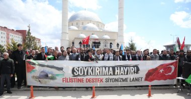 Protesters gather outside a mosque after Friday prayers to demonstrate against the Israeli bill proposing the death penalty for Palestinian prisoners, Niğde, Türkiye, April 10, 2026. (AA Photo)