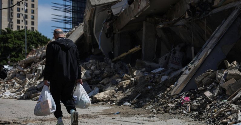 A man carries bags with food and basic supplies from an aid distribution to displaced families, Beirut, Lebanon, March 28, 2026. (Reuters Photo)