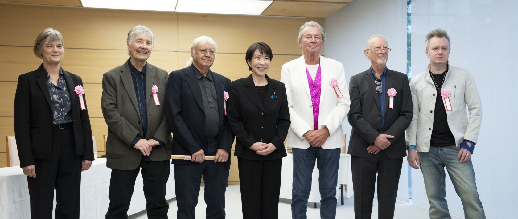 Japanese Prime Minister Sanae Takaichi (C) poses with members of the British rock band Deep Purple, Don Airey (2-L), Ian Paice (3-L), Ian Gillan (3- R), Roger Glover (2-R) and Simon McBrideat (R), and British Ambassador to Japan Julia Longbottom (L) during their meeting the prime minister's office, Tokyo, Japan, April 10, 2026. (EPA Photo)