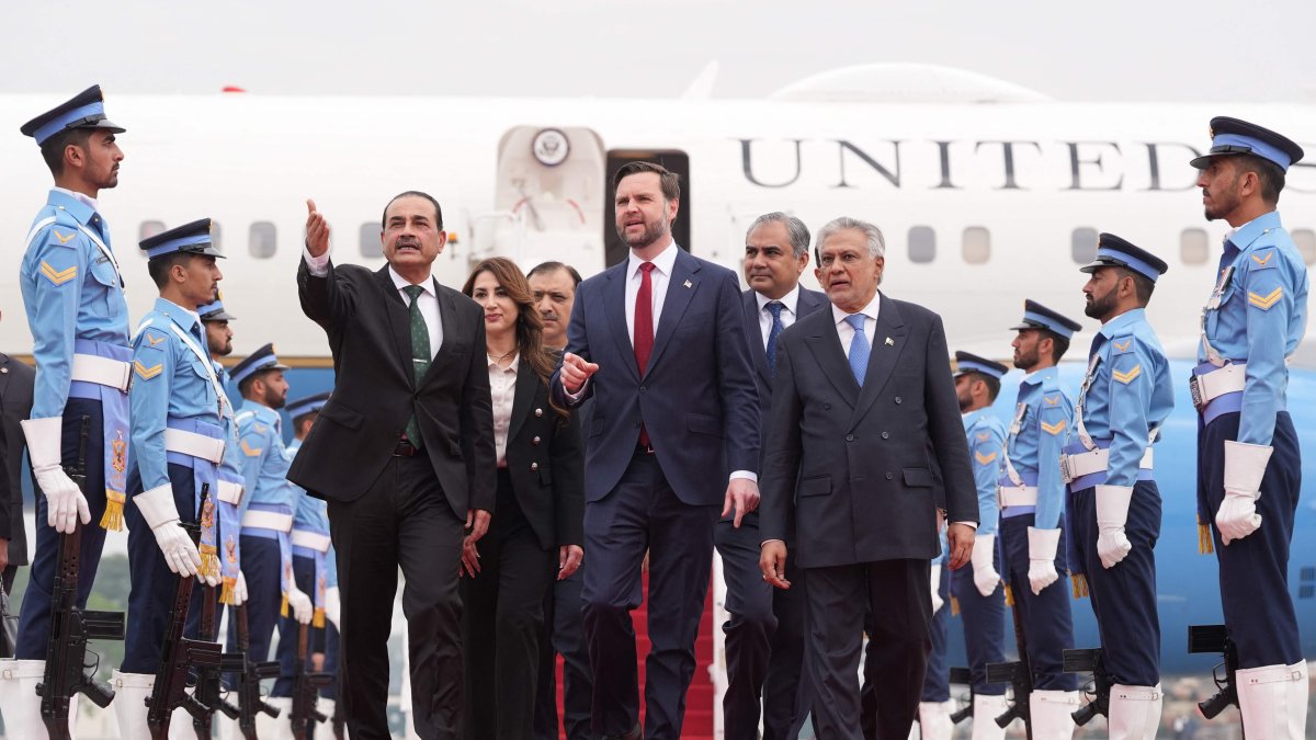 U.S. Vice President JD Vance (C) walks with Pakistan's Chief of Defence Forces and Chief of Army Staff Field Marshall Asim Munir (L) and Pakistani Deputy Prime Minister and Foreign Minister Mohammad Ishaq Dar after arriving for talks with Iranian officials, Islamabad, Pakistan, April 11, 2026. (AFP Photo)