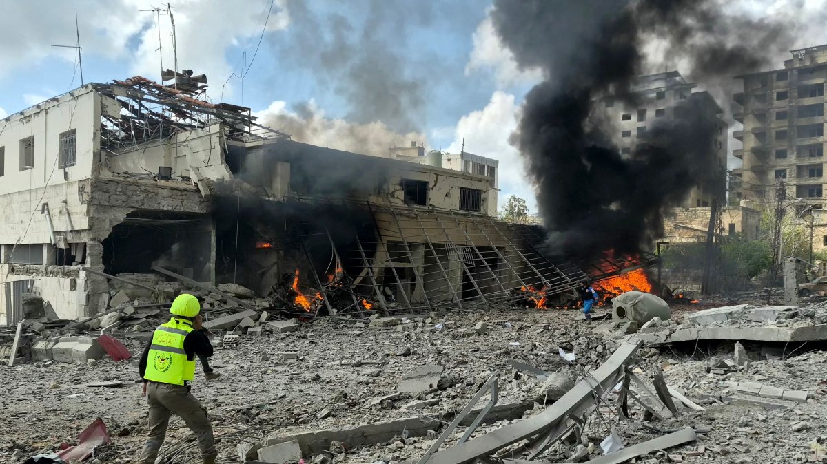 First responders rush to the site of an Israeli airstrike that targeted the Lebanese State Security Center, in the southern city of Nabatieh, Lebanon, April 10 2026. (AFP Photo)