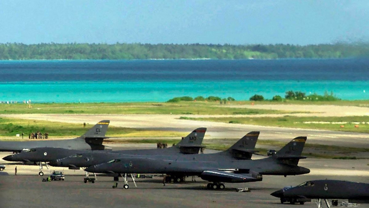 A U.S. Air Force B-1B bomber takes off from the Diego Garcia military base on a strike mission against Afghanistan in Diego Garcia, Chagos Islands, Oct. 7, 2001. (AFP Photo)