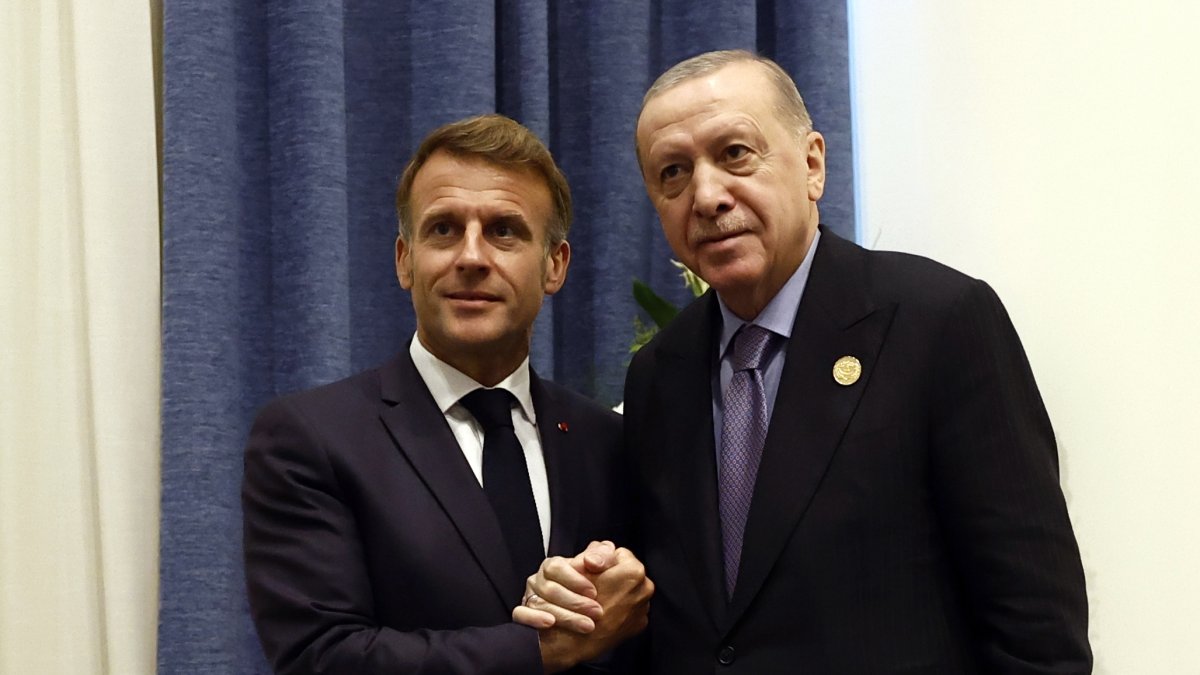 French President Emmanuel Macron (L) meets Turkish President Recep Tayyip Erdoğan during a bilateral meeting on the sidelines of the Gaza International Peace Summit, in Sharm el-Sheikh, Egypt, Oct. 13 2025. (AP Photo)