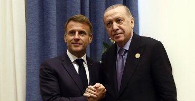 French President Emmanuel Macron (L) meets Turkish President Recep Tayyip Erdoğan during a bilateral meeting on the sidelines of the Gaza International Peace Summit, in Sharm el-Sheikh, Egypt, Oct. 13 2025. (AP Photo)
