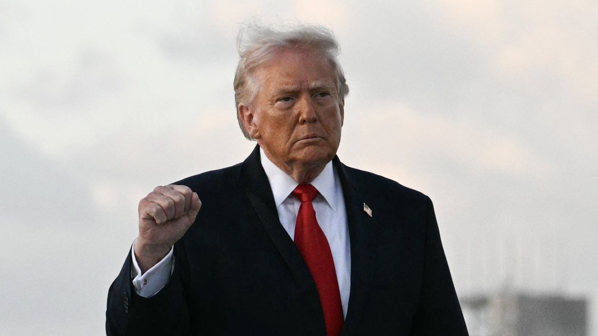 US. .President Donald Trump makes a fist upon arrival at Miami International Airport in Miami, U.S., April 11, 2026. (AFP Photo)
