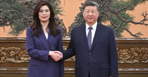 Taiwan's main opposition Kuomintang Chairwoman Cheng Li-wun (L) and Chinese President Xi Jinping (R) posing for a photograph during their meeting in Beijing, China, April 10, 2026. (EPA Photo)