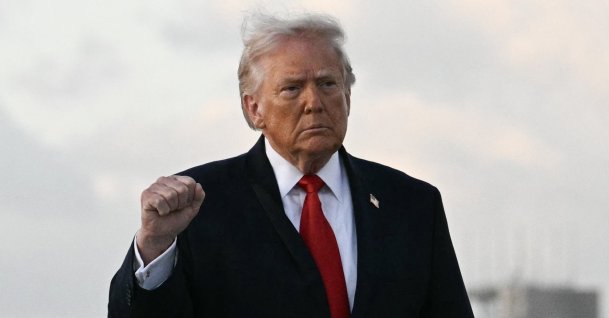 US. .President Donald Trump makes a fist upon arrival at Miami International Airport in Miami, U.S., April 11, 2026. (AFP Photo)