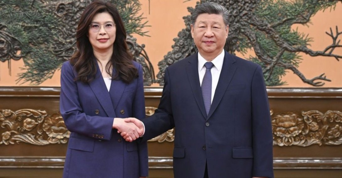 Taiwan's main opposition Kuomintang Chairwoman Cheng Li-wun (L) and Chinese President Xi Jinping (R) posing for a photograph during their meeting in Beijing, China, April 10, 2026. (EPA Photo)