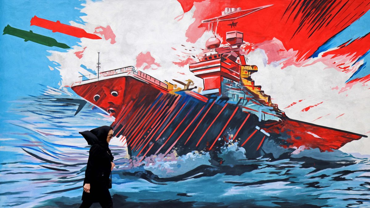 A woman walks past an anti-U.S. mural, Tehran, Iran, April 8, 2026. (AFP Photo)