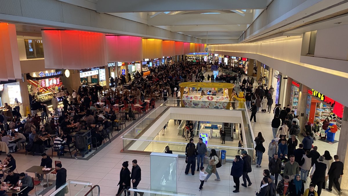People are seen in a mall in Bursa, northwestern Türkiye, March 20, 2026. (IHA Photo)