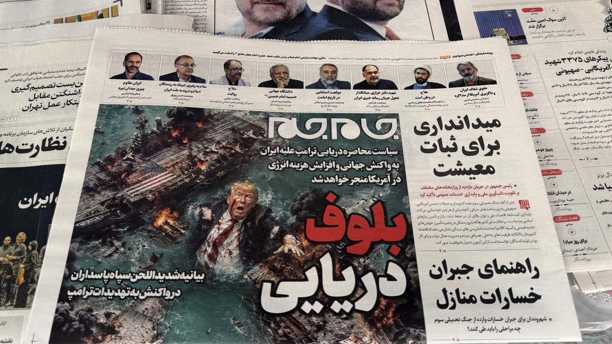 The front page of the Jam Jam newspaper on sale at a newsstand features a cartoon of U.S. President Donald Trump drowning in the Strait of Hormuz with the headline "Marine Bluff” in Tehran, Iran, April 13, 2026. (AFP Photo)