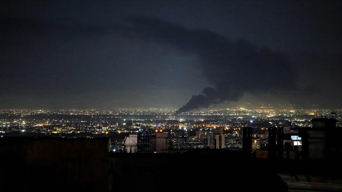  Smoke rises from the site of a U.S.-Israeli strike on the Iranian capital Tehran, April 7, 2026. (AFP File Photo)