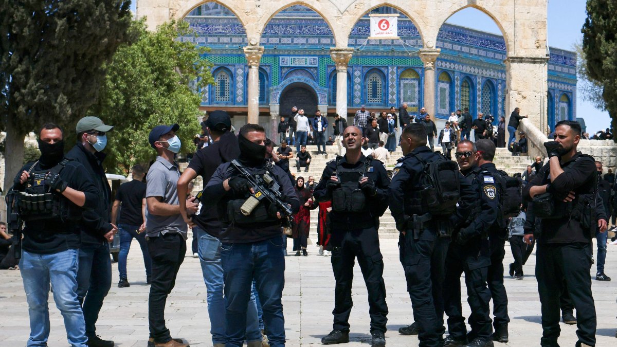  Israeli security personnel arrive as Muslim worshippers gather outside the Dome of the Rock within the Al-Aqsa Mosque compound for Friday noon prayers in the Old City of Jerusalem, April 10, 2026. (AFP Photo)