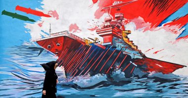 A woman walks past an anti-U.S. mural, Tehran, Iran, April 8, 2026. (AFP Photo)