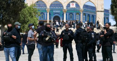  Israeli security personnel arrive as Muslim worshippers gather outside the Dome of the Rock within the Al-Aqsa Mosque compound for Friday noon prayers in the Old City of Jerusalem, April 10, 2026. (AFP Photo)