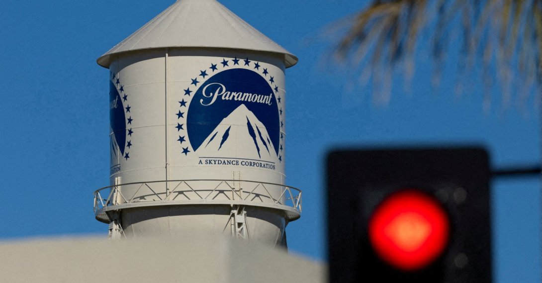 A city street stop sign is shown next to the Paramount water tower at the Paramount studio lot in Hollywood, Los Angeles, California, U.S., Jan. 13, 2026. (Reuters Photo)