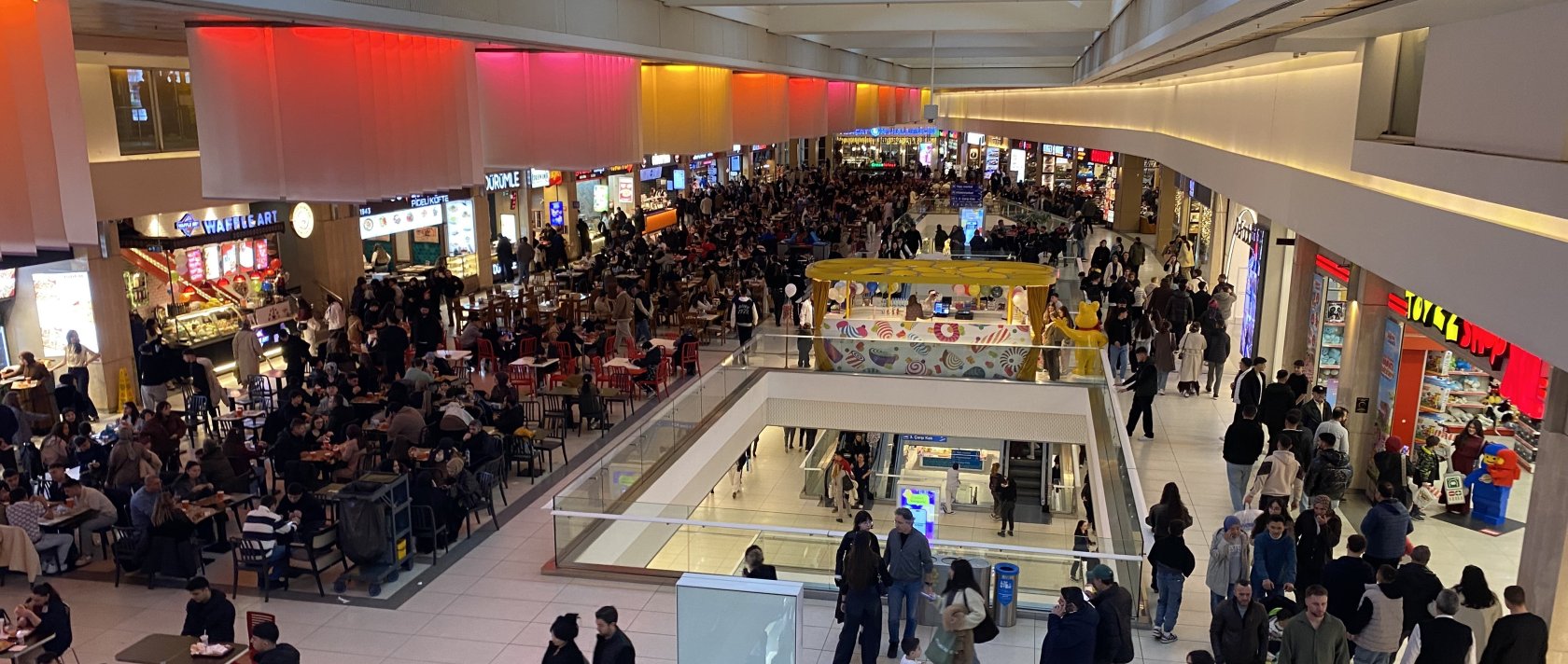 People are seen in a mall in Bursa, northwestern Türkiye, March 20, 2026. (IHA Photo)
