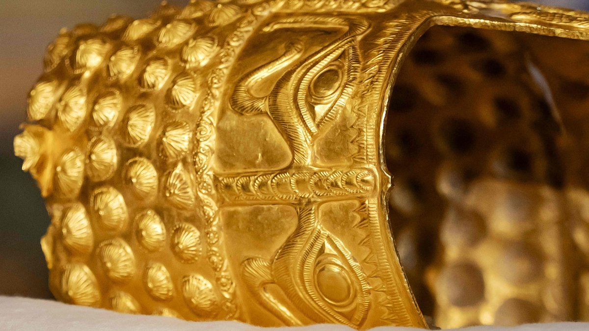 A close-up view of the recovered golden helmet of Cotofenesti during its presentation to the press at the Drents Museum, Assen, The Netherlands, April 2, 2026. (AFP Photo)