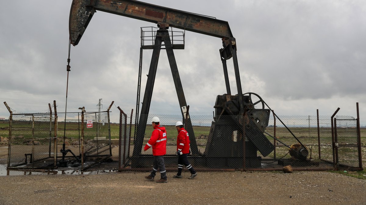 Turkish Petroleum Corporation (TPAO) workers are seen near an oil pump jack, Diyarbakır, southeastern Türkiye, Feb. 12, 2026. (AA Photo)