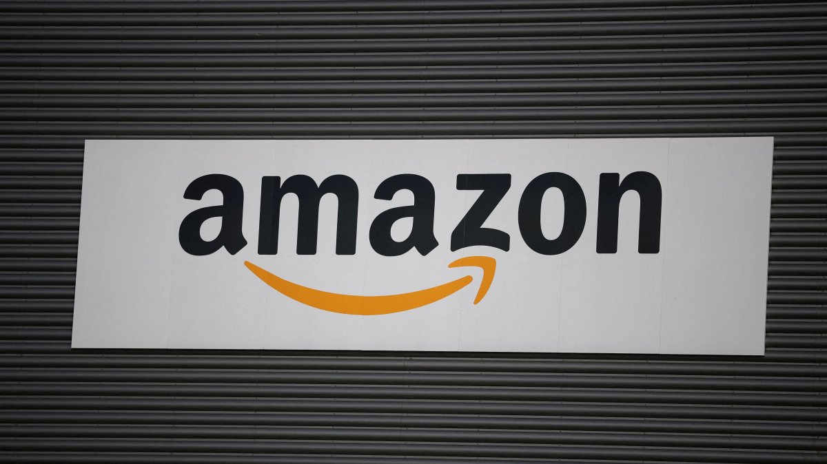 An Amazon logo outside an Amazon warehouse, Manchester, U.K., Oct. 28, 2025. (Reuters Photo)