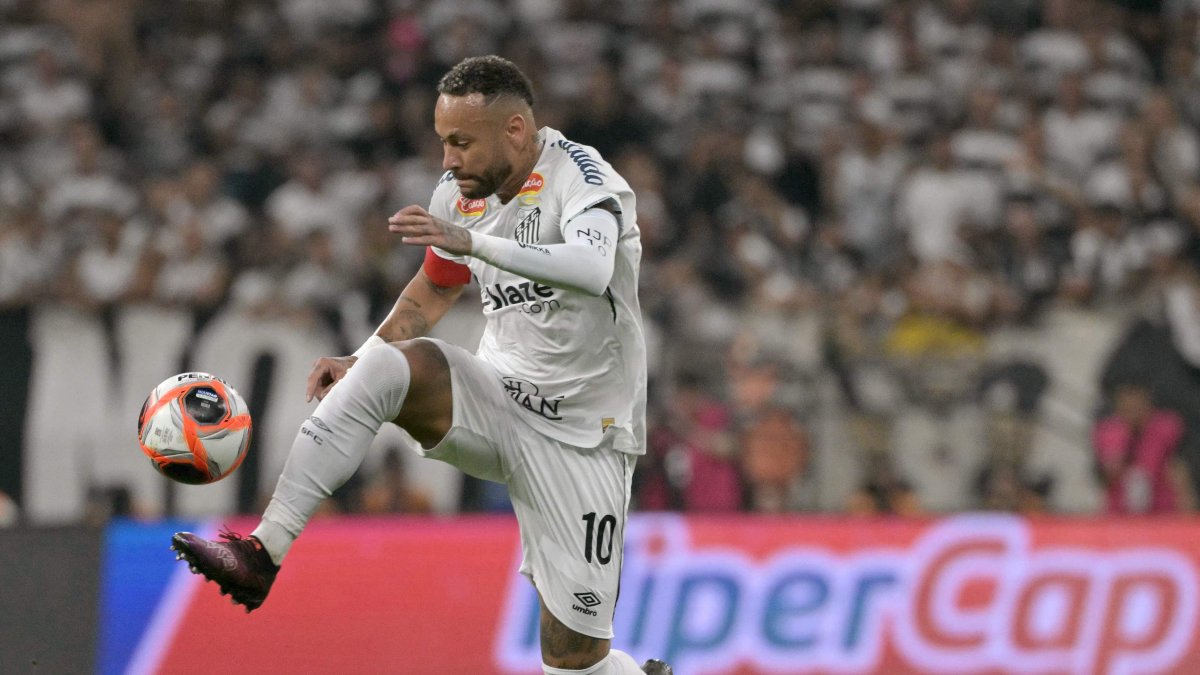 Santos' forward Neymar controls the ball during a match against Corinthians in Sao Paulo, Brazil, Feb. 12, 2025. (AFP Photo)