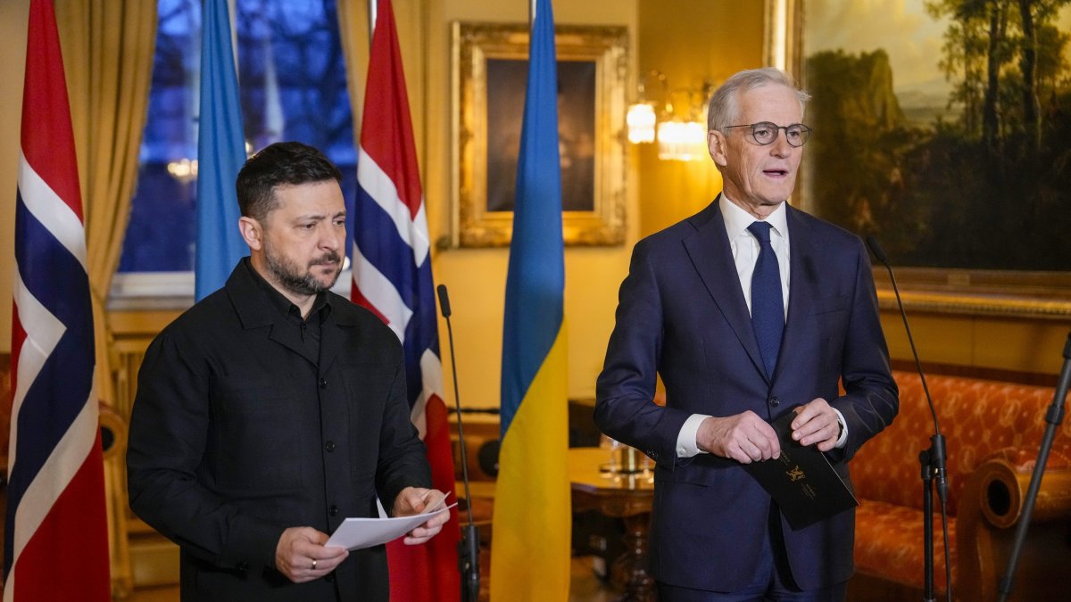 Norway's Prime Minister Jonas Gahr Store (R) and Ukrainian President Volodymyr Zelenskyy during their meeting at the government's representative residence in Oslo, Norway, April 14, 2026. (EPA Photo)