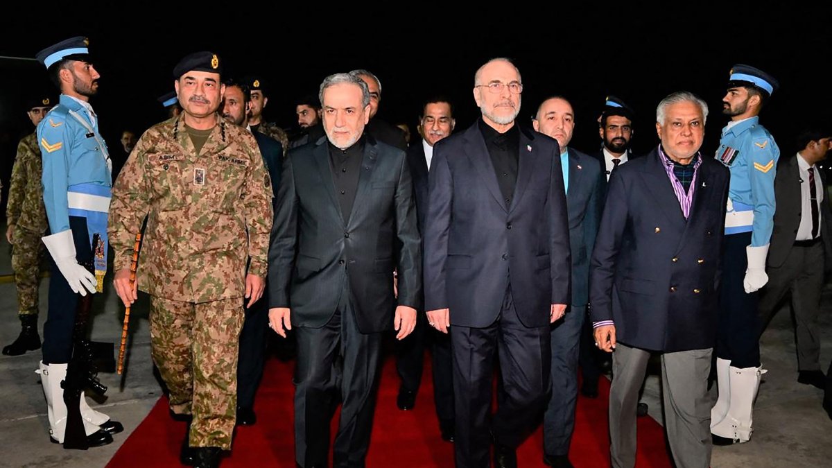 Pakistan's Foreign Minister Ishaq Dar (2nd R) and Army Chief Syed Asim Munir (2nd L) walk with Iran's Foreign Minister Abbas Araghchi (C-L) and Iran’s Parliament Speaker Mohammad Bagher Ghalibaf (C-R) upon their arrival at Nur Khan air base in Rawalpindi, near Islamabad, Pakistan, April 11, 2026. (AFP Photo)