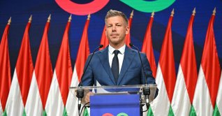 Peter Magyar, leader of the pro-European conservative TISZA party, delivers a press conference at the HUNGEXPO Congress and Exhibition Center, Budapest, Hungary, April 13, 2026. (AFP Photo)