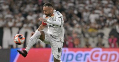 Santos' forward Neymar controls the ball during a match against Corinthians in Sao Paulo, Brazil, Feb. 12, 2025. (AFP Photo)