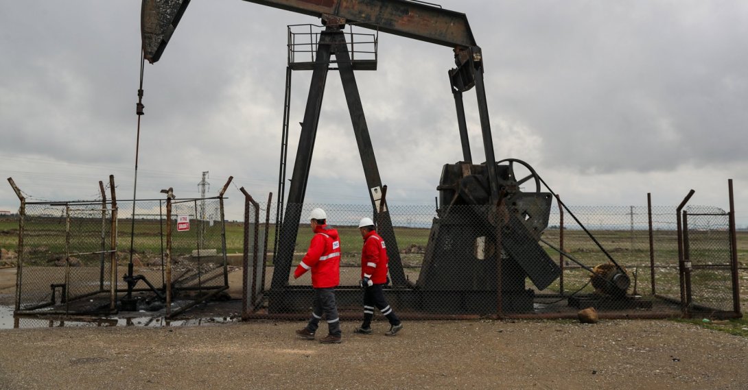 Turkish Petroleum Corporation (TPAO) workers are seen near an oil pump jack, Diyarbakır, southeastern Türkiye, Feb. 12, 2026. (AA Photo)