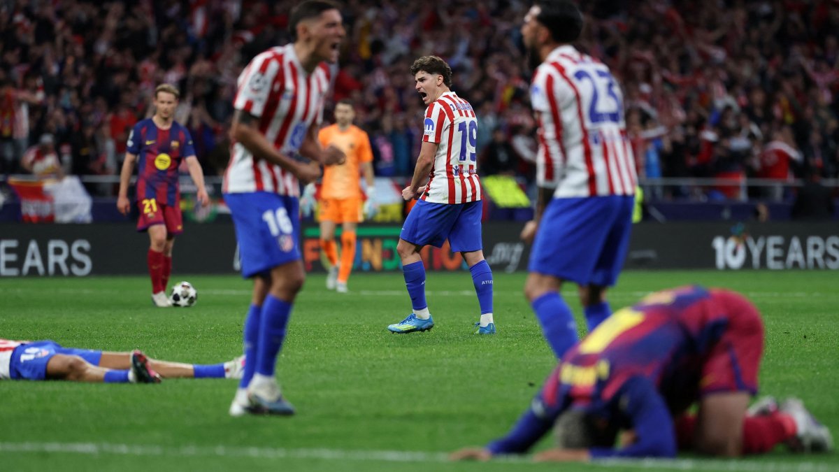 Atletico Madrid's Argentine forward Julian Alvarez (C) and teammates celebrate at the end of the UEFA Champions League quarterfinal second leg match against Barcelona, in Madrid, Spain, April 14, 2026. (AFP Photo)
