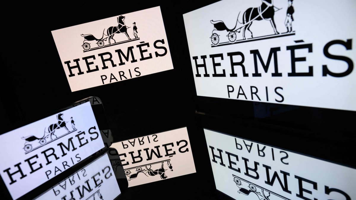 This illustrative photograph shows screens displaying the logo of the French company Hermes, listed on the CAC 40, the main stock market index of the Paris Stock Exchange, Toulouse, France, March 31, 2026. (AFP Photo)