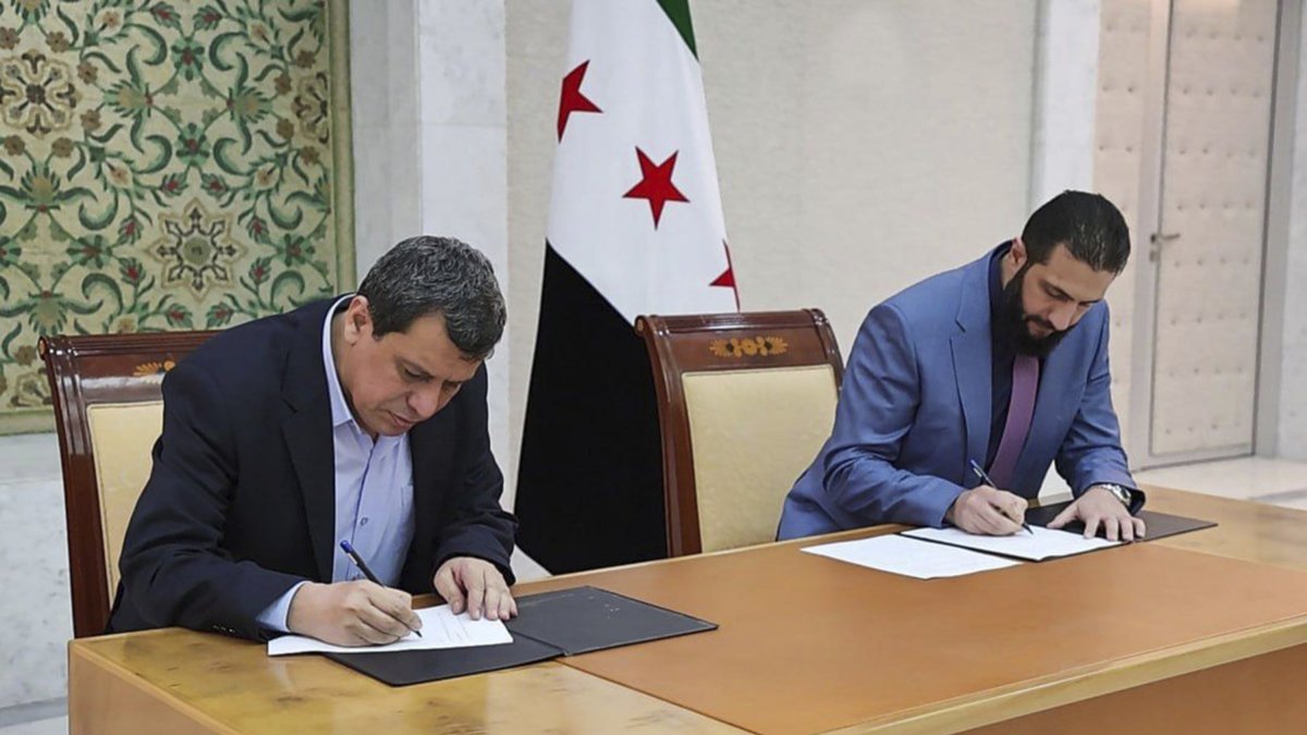Syrian President Ahmed al-Sharaa (R) and YPG ringleader Ferhat Abdi Şahin sign a deal, Damascus, Syria, March 10, 2025. (AP Photo)