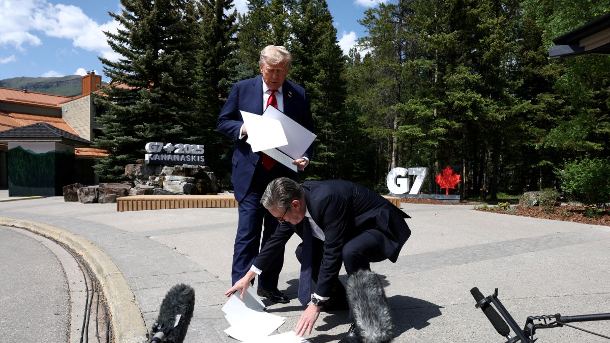 British Prime Minister Keir Starmer helps U.S. President Donald Trump pick up papers after Trump dropped the trade agreement with the U.K. as they speak to the media at the G-7 summit, Alberta, Canada, June 16, 2025. (Reuters Photo)