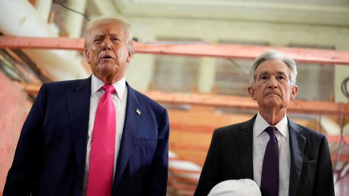 U.S. President Donald Trump and Federal Reserve Chair Jerome Powell speak during a tour of the Federal Reserve Board building, which is currently undergoing renovations, in Washington, D.C., U.S., July 24, 2025. (Reuters Photo)
