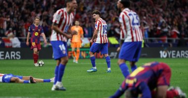 Atletico Madrid's Argentine forward Julian Alvarez (C) and teammates celebrate at the end of the UEFA Champions League quarterfinal second leg match against Barcelona, in Madrid, Spain, April 14, 2026. (AFP Photo)
