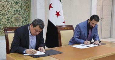 Syrian President Ahmed al-Sharaa (R) and YPG ringleader Ferhat Abdi Şahin sign a deal, Damascus, Syria, March 10, 2025. (AP Photo)