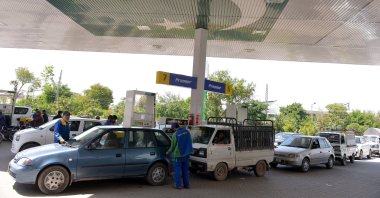People line up to refuel at a petrol station in Peshawar, Pakistan, April 11, 2026. (EPA Photo)
