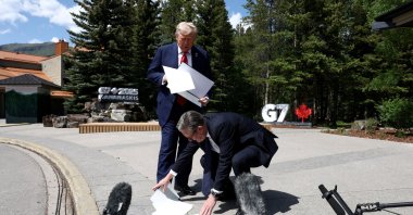 British Prime Minister Keir Starmer helps U.S. President Donald Trump pick up papers after Trump dropped the trade agreement with the U.K. as they speak to the media at the G-7 summit, Alberta, Canada, June 16, 2025. (Reuters Photo)