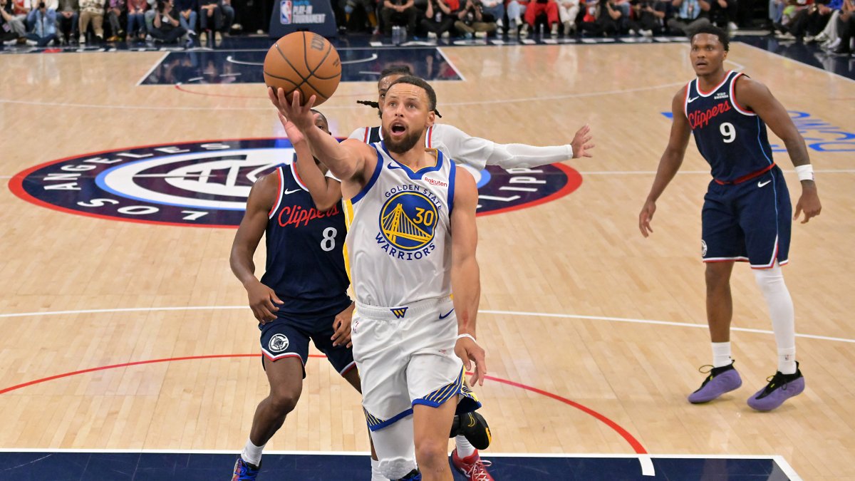 Warriors' guard Stephen Curry drives past Clippers' players in an NBA play-in game, Inglewood, California, U.S., Apr 15, 2026. (Reuters Photo)
