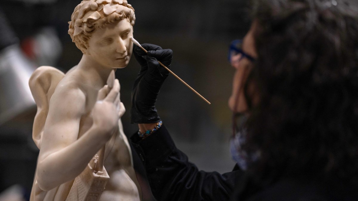 A conservator cleans the sculpture Apolo by Italian artist Silvio Cosini at the Prado museum's sculpture restoration department, Madrid, Spain, Oct. 23, 2025. (AFP Photo)