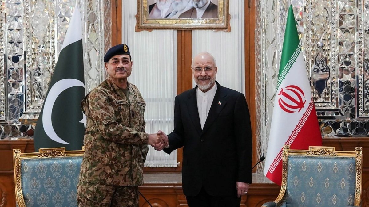 Iranian Parliament Speaker Mohammad Bagher Ghalibaf (R) meets with Pakistan army chief Asim Munir in Tehran, Iran, April 16, 2026. (EPA Photo)