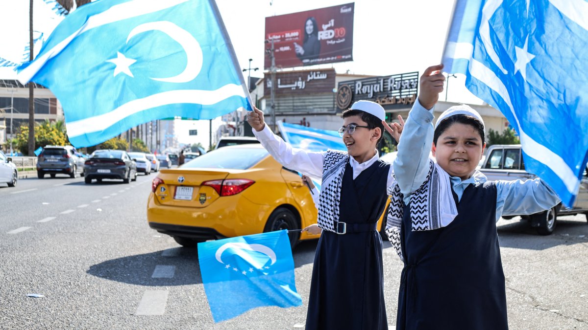 Children wave the Iraqi Turkmen flags as Iraqis go to the polls in the multi-ethnic city of Kirkuk, northern Iraq, Nov. 11, 2025. (AFP File Photo)