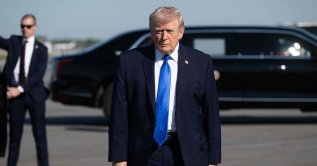 U.S. President Donald Trump walks to speak to reporters before boarding Air Force One at Palm Beach International Airport in West Palm Beach, Florida, March 23, 2026. (AFP File Photo)