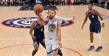 Warriors' guard Stephen Curry drives past Clippers' players in an NBA play-in game, Inglewood, California, U.S., Apr 15, 2026. (Reuters Photo)
