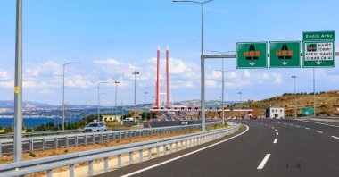A general view of vehicles on a bridge and highway, Çanakkale, northwestern Türkiye, Aug. 2, 2025. (Shutterstock Photo)