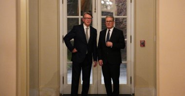 British Prime Minister Keir Starmer (R) talks with Britain's Ambassador to the United States Peter Mandelson during a welcome reception at the ambassador's residence, Washington, D.C., U.S., Feb. 26, 2025. (Reuters Photo)