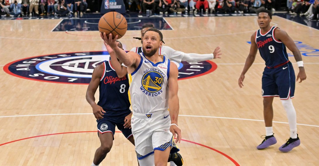 Warriors' guard Stephen Curry drives past Clippers' players in an NBA play-in game, Inglewood, California, U.S., Apr 15, 2026. (Reuters Photo)
