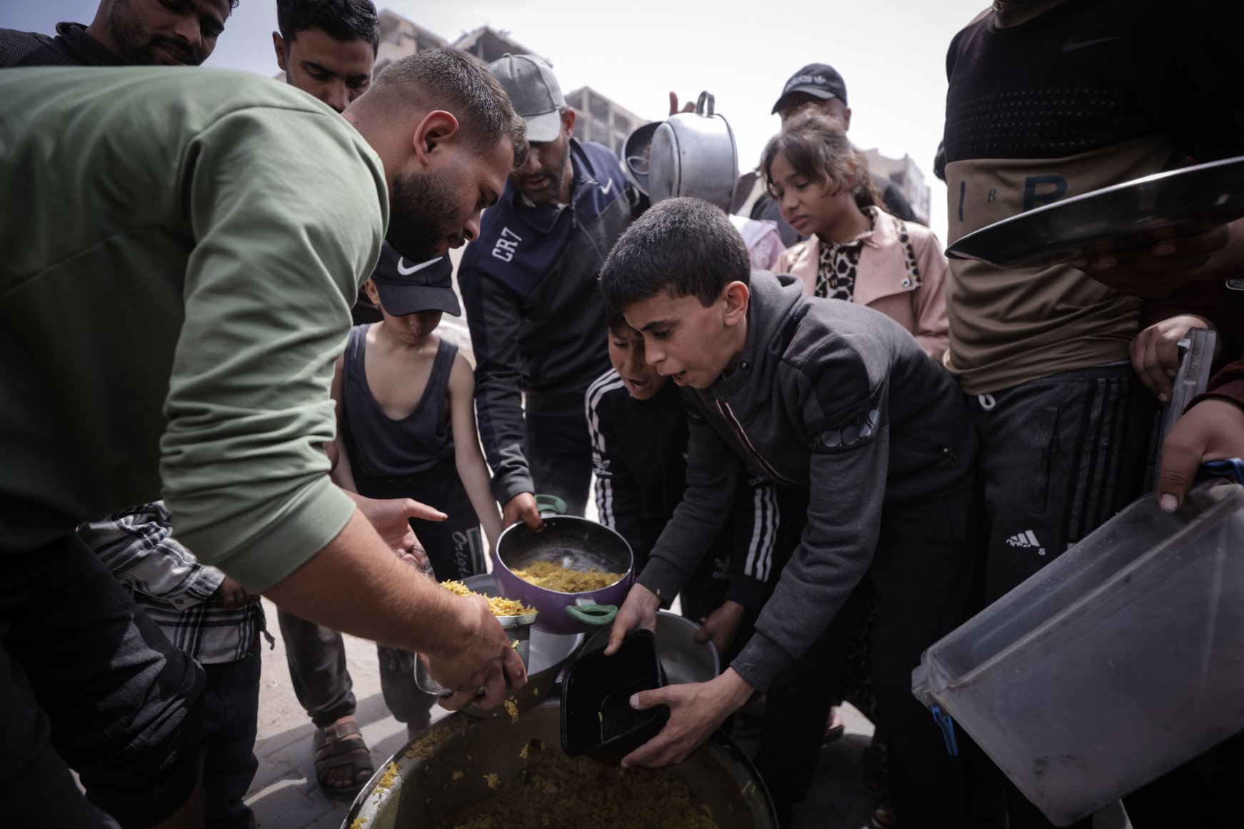 Thousands seek food aid amid Gaza’s ongoing blockade | Daily Sabah